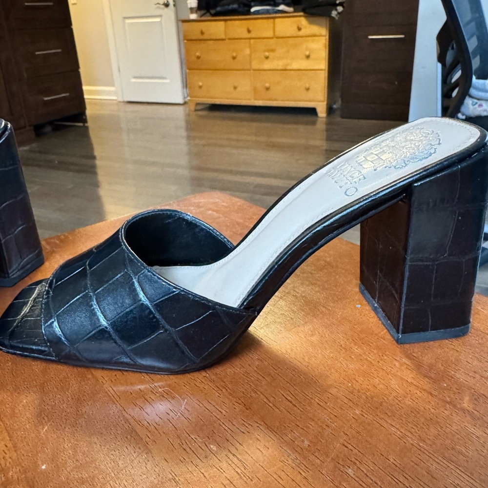 Like New! Vince Camuto open-toed block heel mules